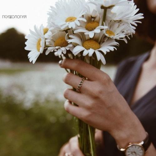 Женщинам цветы дарите.