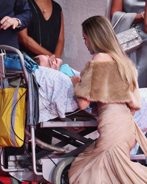 Анджелина джоли опустилась на колени перед фанатом. 01