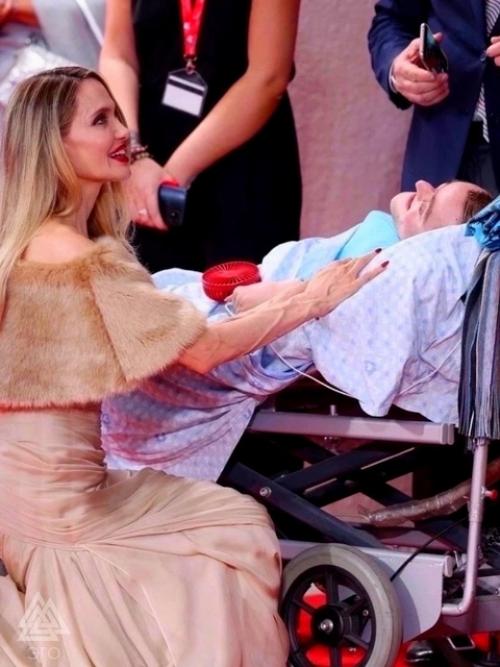 Анджелина джоли встала на колени перед своим тяжело больным фанатом. 01