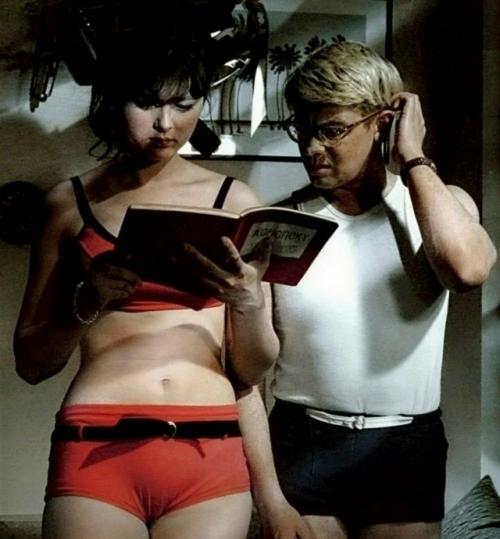 А мне вот до сих пор не понятно - в купальнике на экзамен? 

