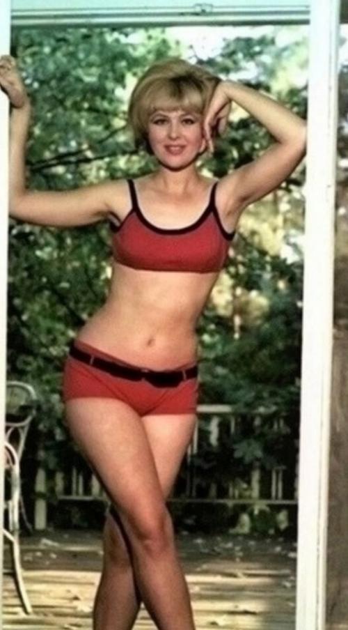 А мне вот до сих пор не понятно - в купальнике на экзамен? 01