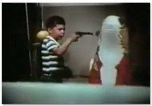 Агрессивный ребенок. В начале 60-х годов психолог Альберт бандура решил выяснить, склонны ли дети имитировать агрессивное поведение взрослых. 01