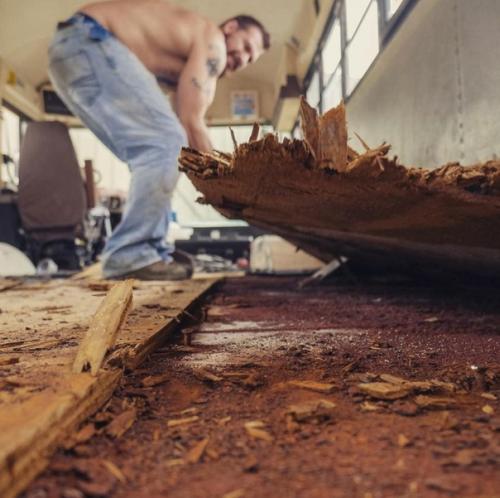 Они осуществили свою мечту: своими руками сделали домик на колесах. 01