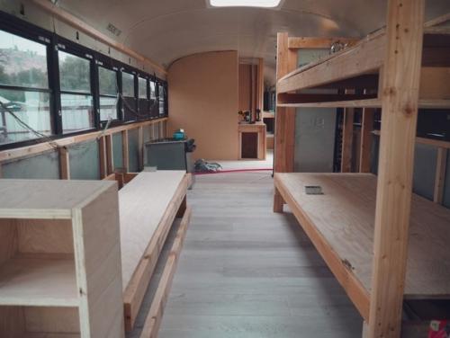 Они осуществили свою мечту: своими руками сделали домик на колесах. 02