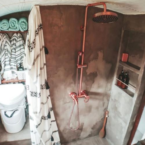 Они осуществили свою мечту: своими руками сделали домик на колесах. 03