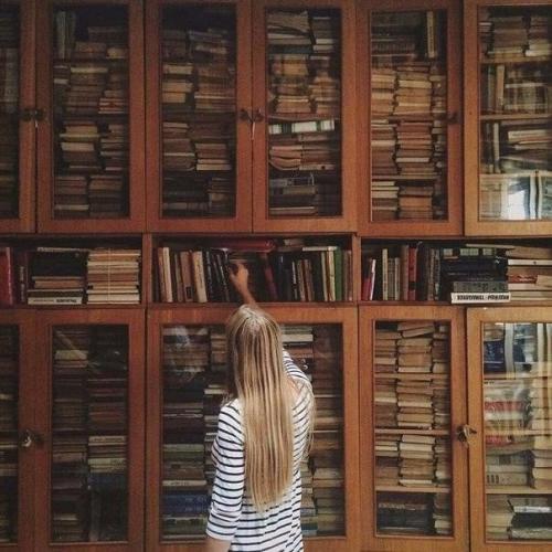 Почему люди песни слушают?