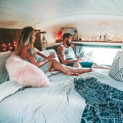 Они осуществили свою мечту: своими руками сделали домик на колесах. 07