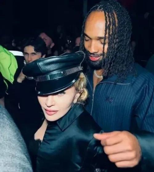 Мадонна, которой 67 лет, выходит замуж за 29-летнего бойфренда. 02