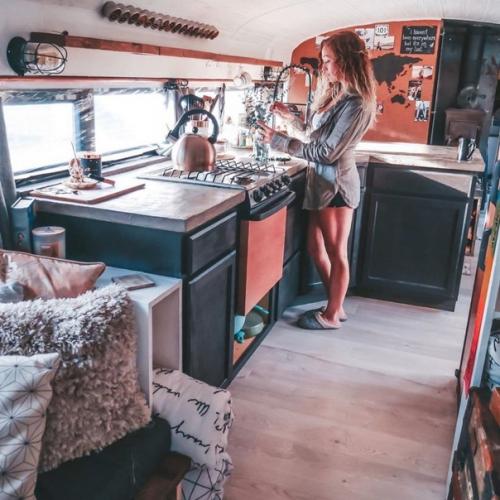 Они осуществили свою мечту: своими руками сделали домик на колесах. 06