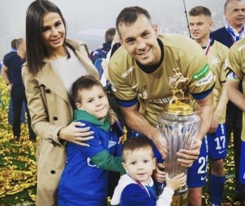 Из-за последнего скандала вокруг футболиста артма Дзюбы - его жена хочет развестись с ним! 01