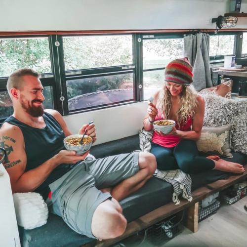 Они осуществили свою мечту: своими руками сделали домик на колесах. 08