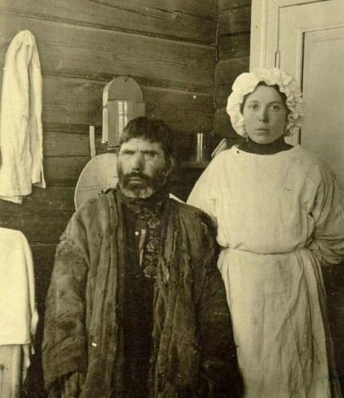 На этой фотографии запечатлены фельдшер Анастасия Порфирьевна Мельникова и её пациент - ссыльнопоселенец 34 лет.  