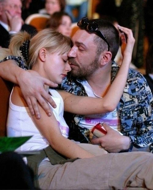 Еще недавно его называли одним из самых перспективных актеров и музыкантов, а теперь он работает курьером. 01