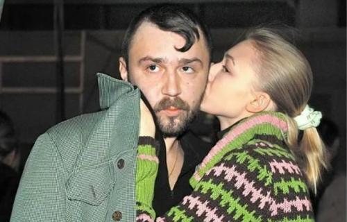 Еще недавно его называли одним из самых перспективных актеров и музыкантов, а теперь он работает курьером. 
