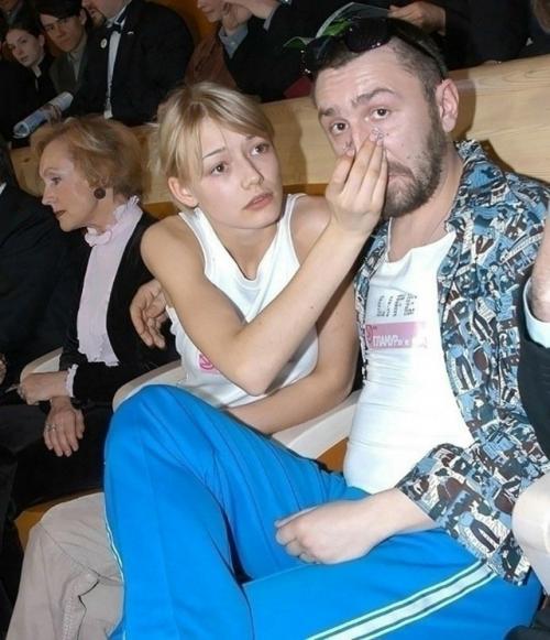 Еще недавно его называли одним из самых перспективных актеров и музыкантов, а теперь он работает курьером. 02