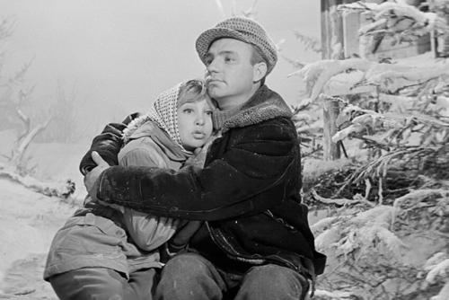 Поселок лесорубов, который в фильме Девчата обустраивали все герои, был построен рядом с мосфильмом, в овраге. 01