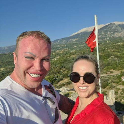 Пара Александр и Ирина шпак хоть и необычная, но очень счастливая и гармоничная пара. 01