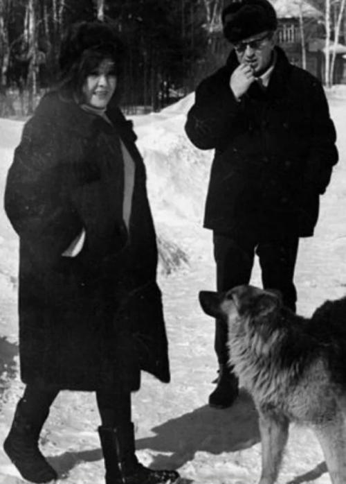 И если вы слишком душой огрубели - идите смягчиться не к водке, а к Белле. 03