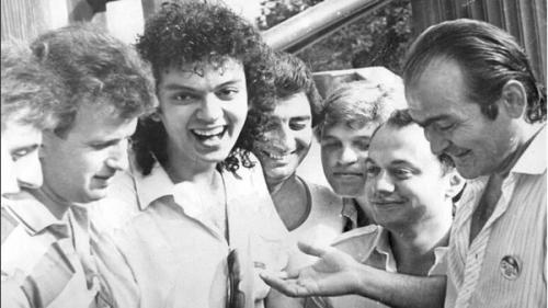 Арxивные снимки: как выглядели наши звезды на снимкaх 80-х и 90-х.
