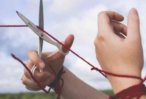 Да, это вполне нормально - вычеркнуть токсичных родственников из своей жизни. Да, это вполне нормально - вычеркнуть токсичных родственников из своей жизни.