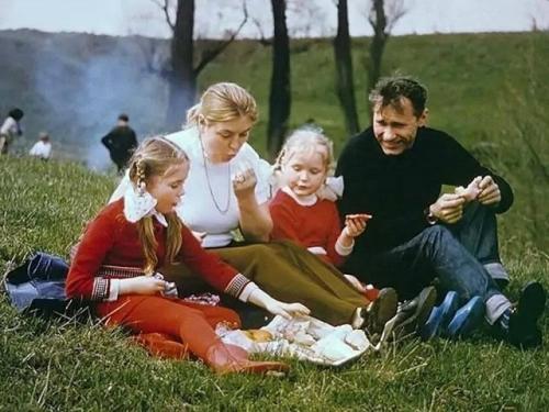 Семья Василия шукшина на последнем совместном фотоснимке.  