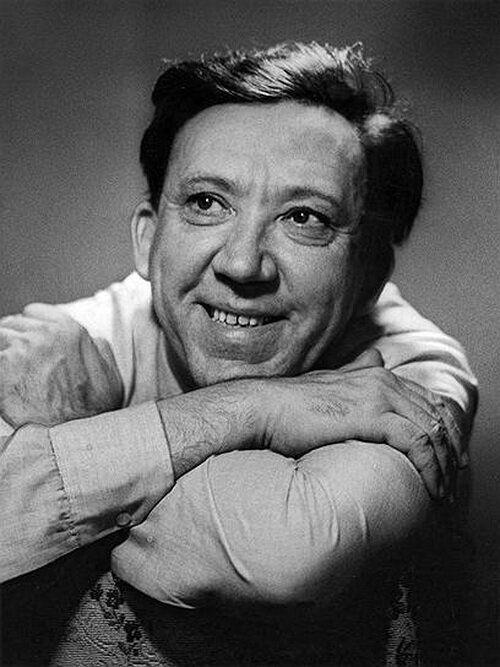 - А сeйчaс мы прoeдeм эту бoльшую стeну, и вы увидитe рaйoн, гдe все бросили пить и курить. 01