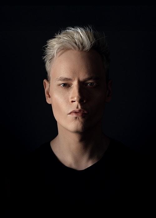 Общественница из Екатеринбурга обратилась в прокуратуру из-за псевдонима шамана, написанного латиницей на афише концерта.

