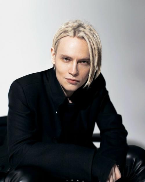 Общественница из Екатеринбурга обратилась в прокуратуру из-за псевдонима шамана, написанного латиницей на афише концерта. 01