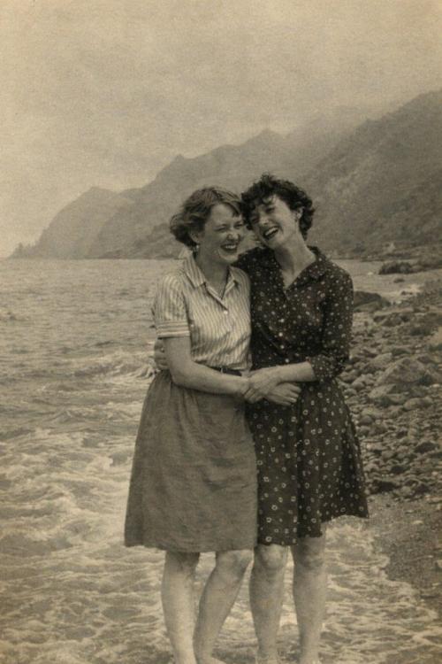 Для мамы автора лето было не просто временем года, а долгожданной встречей с её главной страстью - морем.  