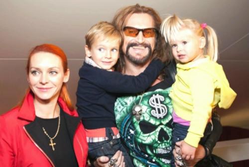 Как выглядят дети эпатажной пары джигурды и Анисиной: неожиданные факты о Мике и Эве. 02