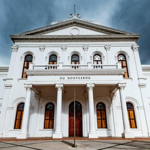 У входа в стелленбосский университет (ЮАР) висит следующее сообщение: 01