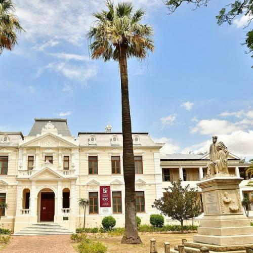 У входа в стелленбосский университет (ЮАР) висит следующее сообщение: 
