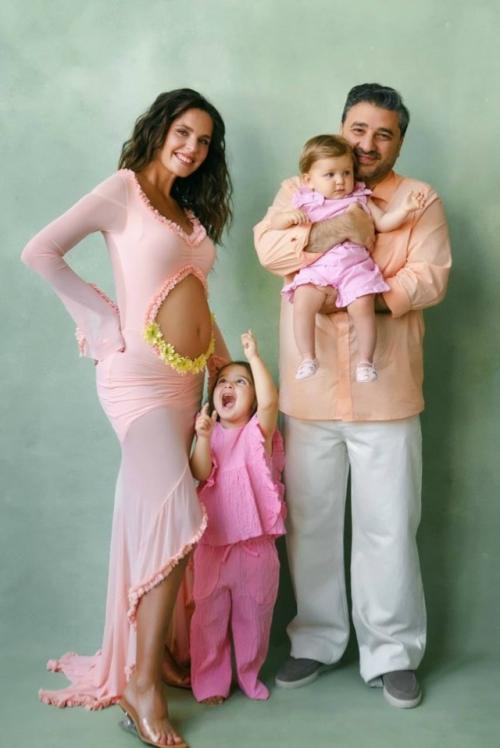 Лиза моряк и Сарик андреасян ждут третьего ребенка.

