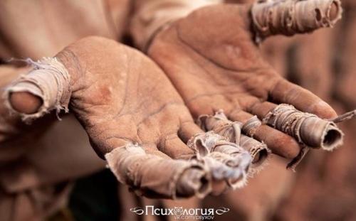 В школе нам внушают, что раб - это тот, кого гонят кнутом на работу, плохо кормят и в любой момент могут убить. 
