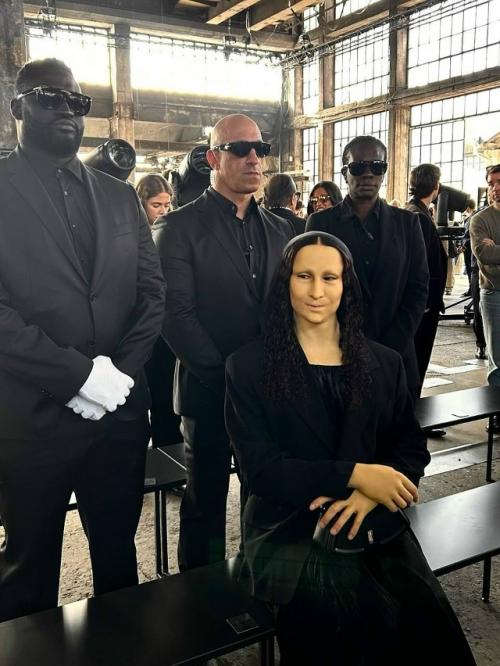 Блогер Алексис стоун шутит, что вместо Джима Керри в Париже был он. 02