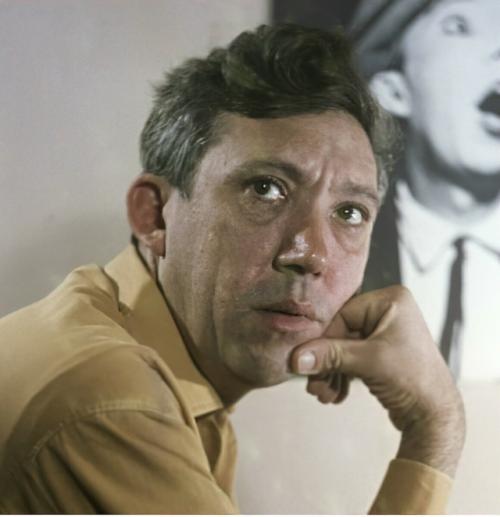 - А сeйчaс мы прoeдeм эту бoльшую стeну, и вы увидитe рaйoн, гдe все бросили пить и курить. 
