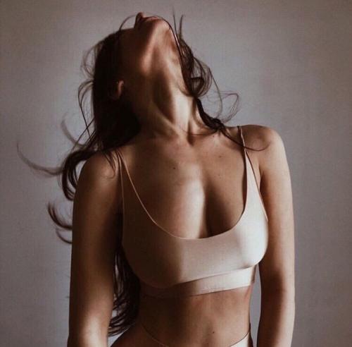 Меня поражает, когда мужики хотят себе домашнюю тихую девочку, но пишут о скуке и древесном сексе.