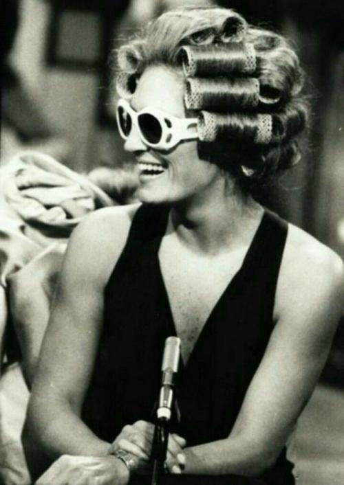 Далида выступала на концерте в бигудях из-за форс-мажора, связанного с задержкой доставки её сценических костюмов. 04 Далида выступала на концерте в бигудях из-за форс-мажора, связанного с задержкой доставки её сценических костюмов. 04