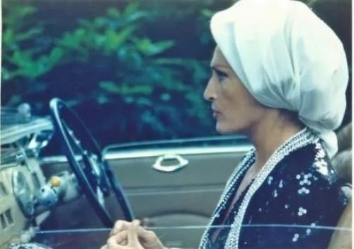 Далида выступала на концерте в бигудях из-за форс-мажора, связанного с задержкой доставки её сценических костюмов. 01 Далида выступала на концерте в бигудях из-за форс-мажора, связанного с задержкой доставки её сценических костюмов. 01