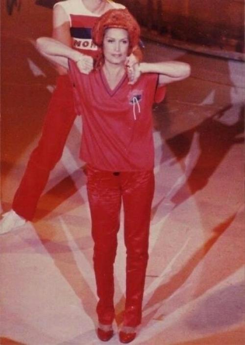 Далида выступала на концерте в бигудях из-за форс-мажора, связанного с задержкой доставки её сценических костюмов. 05 Далида выступала на концерте в бигудях из-за форс-мажора, связанного с задержкой доставки её сценических костюмов. 05