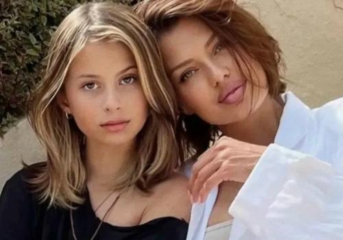 13-Летняя дочь Бони устроила истерику из-за полёта в Дубай в эконом - классе. 

