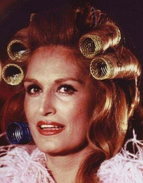 Далида выступала на концерте в бигудях из-за форс-мажора, связанного с задержкой доставки её сценических костюмов. 02 Далида выступала на концерте в бигудях из-за форс-мажора, связанного с задержкой доставки её сценических костюмов. 02