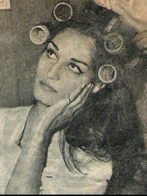 Далида выступала на концерте в бигудях из-за форс-мажора, связанного с задержкой доставки её сценических костюмов.
