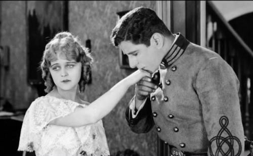 Поцелуй руки признали сексуальным насилием: решение вызвало споры в Испании.

