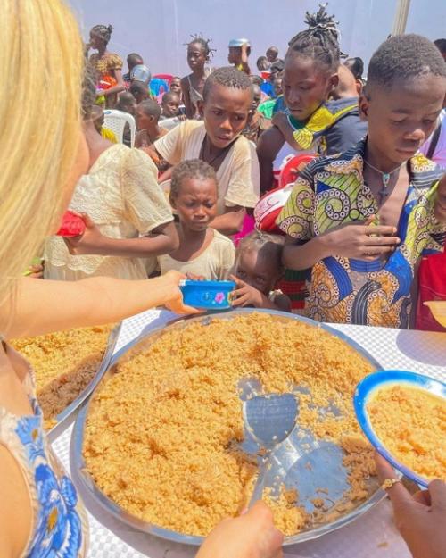 Известная тиктокерша и блогер Дина саева отправилась в Африку, чтобы накормить детей! 03