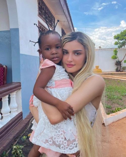 Известная тиктокерша и блогер Дина саева отправилась в Африку, чтобы накормить детей! 01