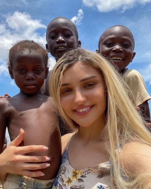 Известная тиктокерша и блогер Дина саева отправилась в Африку, чтобы накормить детей! 02