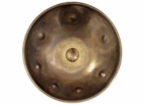 В звуках ханга заключена нежность, но не менее важно то, что лежит между ними и заставляет прислушаться к себе - тишина ….