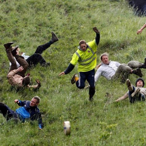 В Англии снова прошла одна из самых известных и опасных гонок в мире - Cooper's Hill Cheese Rolling. 

