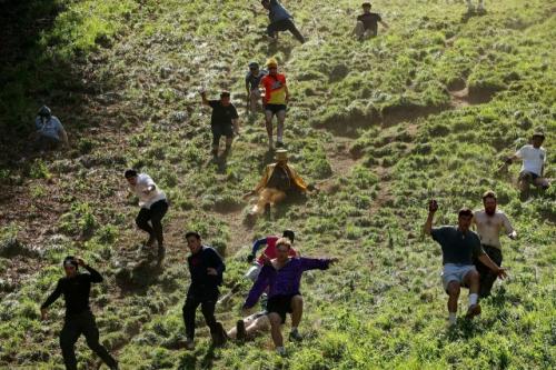 В Англии снова прошла одна из самых известных и опасных гонок в мире - Cooper's Hill Cheese Rolling. 03